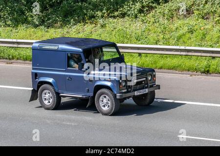 2004 Blue Land Rover Defender 90 County TD5; Fahrzeugverkehr Fahrzeuge, Autos, die Fahrzeuge auf britischen Straßen fahren, Motoren, Autofahren auf der Autobahn M6. Stockfoto