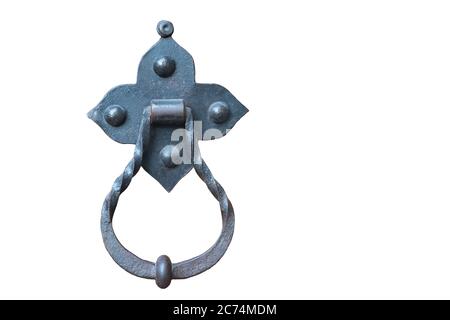 Türgriff aus geschmiedetem Metall mit Ring. Isolieren auf weißem Hintergrund. Stockfoto
