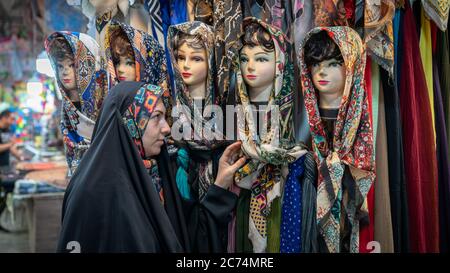 Isfahan, Iran - Mai 2019: Iranische Frau schaut auf Hijab und Kopftuch bei Bazar Bozorg, auch bekannt als der große Basar Stockfoto