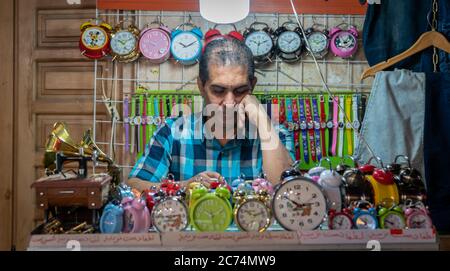 Isfahan, Iran - Mai 2019: Mann, der Uhren und Uhren bei Bazar Bozorg verkauft, auch bekannt als der große Basar Stockfoto