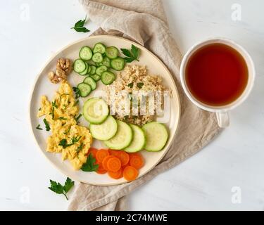 Ausgewogene glutenfreie Lebensmittel, brauner Reis Zucchini mit Gerangel, DASH fodmap-Diät Stockfoto