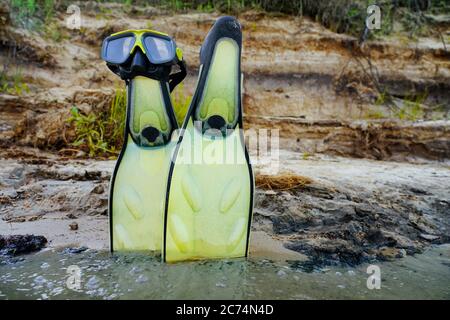 flippers und Maske liegen am Ufer Stockfoto