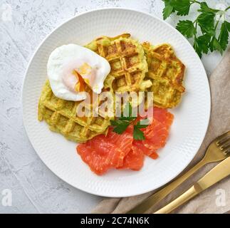 Zucchini Waffeln mit Lachs und benedict Ei, fodmap Diät Draufsicht Stockfoto