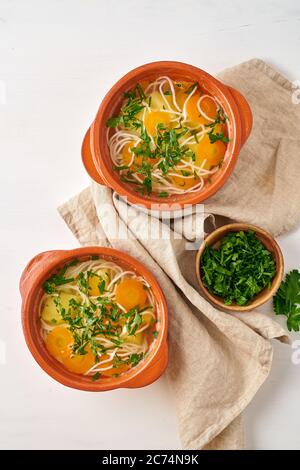 Gesunde Hühnersuppe mit Gemüse und Reisnudeln, fodmap DASH Diät, Draufsicht Stockfoto