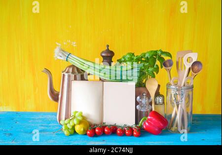 Kochbuch, Gemüse, alte Küchenutensilien, kostenloser Kopierplatz Stockfoto