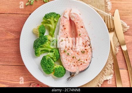 Zwei Lachssteaks, Draufsicht, Kopierbereich. Fischfilet, große Portionen in Scheiben Stockfoto