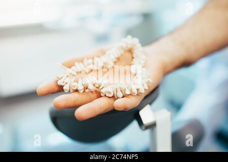 Gesunde menschliche Zähne in der Handfläche - Karies Behandlung - Zahnkonzept Stockfoto
