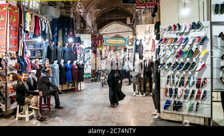 Isfahan, Iran - Mai 2019: Großer Basar von Isfahan, auch bekannt als Bazar Bozorg mit Touristen und Einheimischen einkaufen, historischen Markt Stockfoto