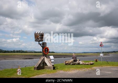 Glencaple, Südwesten Schottlands, Juli 2020. Da sich die covid-Pandemie-Beschränkungen in Großbritannien lockern, genießt ein Mann einen ruhigen Tag, an dem er im Freien fischt. Stockfoto