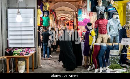 Isfahan, Iran - Mai 2019: Großer Basar von Isfahan, auch bekannt als Bazar Bozorg mit Touristen und Einheimischen einkaufen, historischen Markt Stockfoto