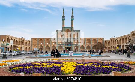 Yazd, Iran - Mai 2019: Einheimische und Touristen rund um das Tor und Minarette der Jameh Moschee von Yazd Stockfoto