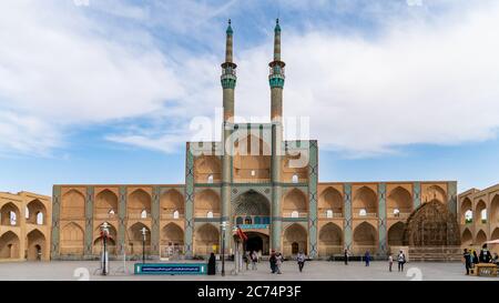 Yazd, Iran - Mai 2019: Einheimische und Touristen rund um das Tor und Minarette der Jameh Moschee von Yazd Stockfoto