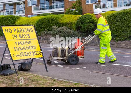 Sandbanks, Poole, Dorset, Großbritannien. Juli 2020. Der Evening Hill in Sandbanks ist ein beliebter Ort für Leute, die die spektakuläre Aussicht und Sonnenuntergänge über dem Hafen von Poole bewundern und fotografieren möchten. Es ist die Hauptverbindung von/nach Sandbanks, wo es in geschäftigen Zeiten zu voll wird. 43 Parkplätze auf der Straße werden entfernt und durch einen Probefahrradweg mit 240 Meter flexiblen Pollern ersetzt, um die Menschen zur Unterstützung der Klima- und ökologischen Ambitionen des Rates und im Rahmen von Maßnahmen für die Abteilung für Transport Emergency Active Travel Fund zu ermutigen, mit dem Fahrrad zu fahren. Quelle: Carolyn Jenkins/Alamy Live News Stockfoto