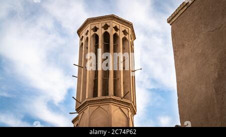 Yazd, Iran - Mai 2019: Ein Dachgir, Wind fangen Turm in Yazd im Sommer, Iran. Stockfoto
