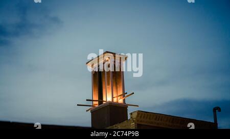 Yazd, Iran - Mai 2019: Ein Dachgir, Wind fangen Turm in Yazd während des Abends nach Sonnenuntergang, Yazd, Iran. Stockfoto