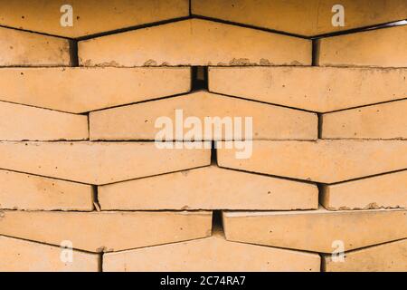 Unterlage aus ordentlich gefalteten Betonbausteinen - Baumaterial Stockfoto