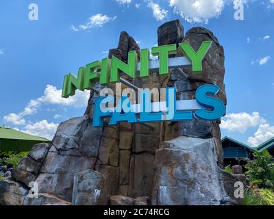 Orlando, FL/USA-7/12/20: Das Schild am Eingang der Infinity Falls Wasserfahrt in Seaworld in Orlando, Florida. Stockfoto