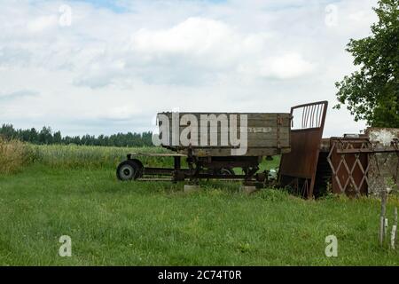 Alte Sattelzugmaschine in der Nähe Stockfoto