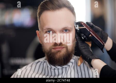Nahaufnahme Gesicht Porträt im Friseurladen, Mann mit Bart Stockfoto