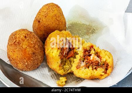 Heiß schmackhafte arancini auf der Papierserviette. Sizilianisches Street Food. Selektiver Fokus Stockfoto