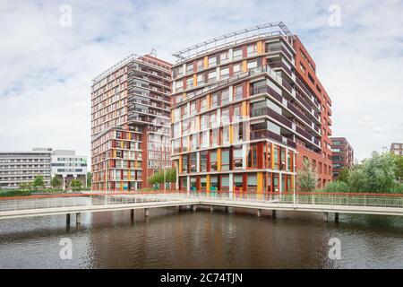 Moderne Architektur in der Stadt Gouda, Holland. Das Gebäude auf der rechten Seite heißt Ronsseburght, das Gebäude auf der linken Seite Ronssetoren. Stockfoto