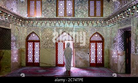 Shiraz, Iran - Mai 2019: Unbekannte Frau im Schah e Cheragh Schrein und Mausoleum, der Spiegelmoschee Stockfoto