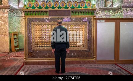 Shiraz, Iran - Mai 2019: Nicht identifizierter Mann, der im Schah e Cheragh-Schrein und Mausoleum, der Spiegelmoschee, betet Stockfoto