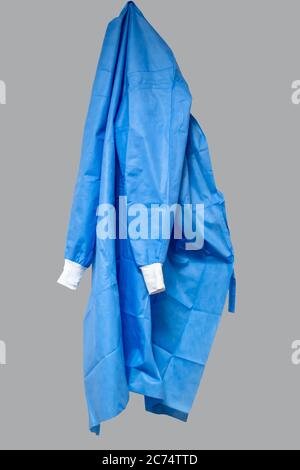 Einweg-OP-Kittel für Krankenhaus, eine persönliche Schutzausrüstung für Corona-Virus Prävention Stockfoto