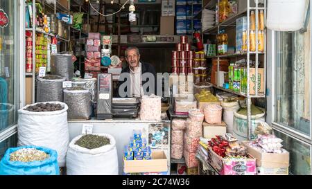 Isfahan, Iran - Mai 2019: Iraner verkauft Snacks in seinem Geschäft im Großen Basar von Isfahan Stockfoto