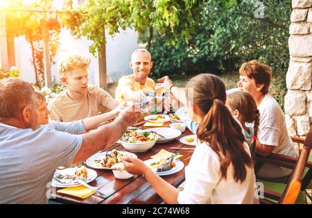 Große Familie essen auf der Gartenterrasse Stockfoto