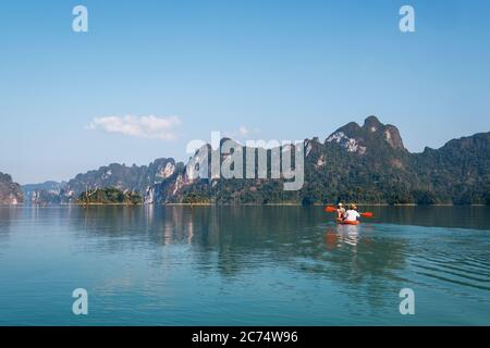 Pärchen schweben gemeinsam auf dem Cheow Lan See in Thailand Stockfoto