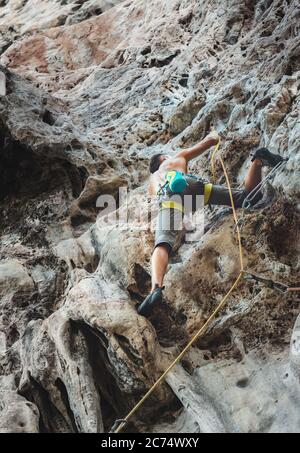 Junger Mann Läuterkletterer Ausbildung auf der Felswand in Thailand, Krabi. Stockfoto