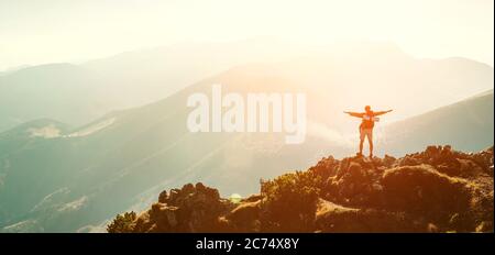 High Mountain Wanderer mit Rucksack kleine Figur steht auf dem Berggipfel Stockfoto