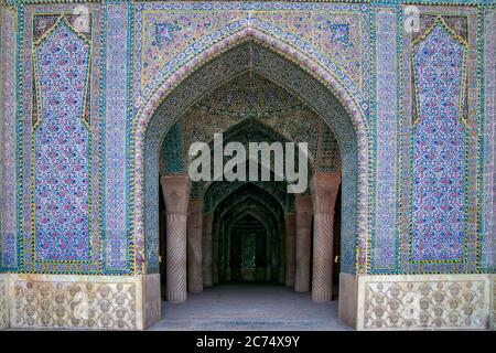 Shiraz, Iran - 2019. Mai: Der Eingang des Gebetshauses in der Vakil Moschee, Shabestan. Vakil bedeutet Regent, Titel von Karim Khan, Gründer der Zand-Dynastie. Stockfoto