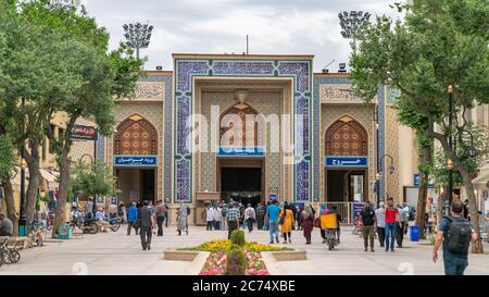 Shiraz, Iran - Mai 2019: Eingangstor des Schah-e-Cheragh Schreins und Mausoleum Stockfoto