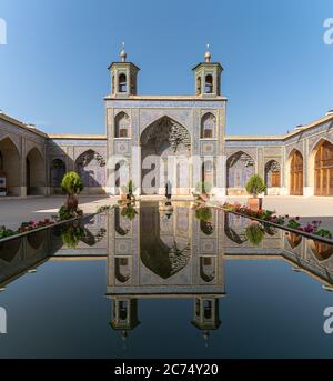 Shiraz, Iran - Mai 2019: Innenhof mit Pool der Nasir al-Mulk Moschee in Shiraz Stockfoto