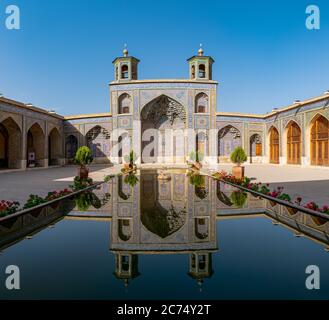 Shiraz, Iran - Mai 2019: Innenhof mit Pool der Nasir al-Mulk Moschee in Shiraz Stockfoto