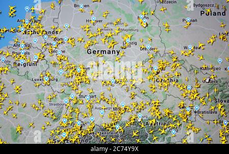 Flugverkehr über Deutschland und Niederlande ( 01. juli 2020, UTC 08.36 ) im Internet mit Flightradar 24 Website, während der Coronavirus Pandemie Stockfoto