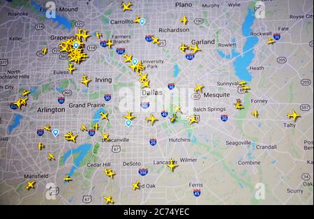 Flugverkehr über Dallas, USA (01. juli 2020, UTC 20.45) im Internet mit Flightradar 24-Website, während der Coronavirus-Pandemie Stockfoto