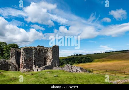 Hailes Castle, East Lothian, Schottland, Großbritannien, 14. Juli 2020. Historisches Umfeld Schottland kündigt Wiedereröffnungen an: Ab morgen werden über 200 unbemannte Grundstücke wieder eröffnet. Weitere 23 Häuser werden im August und September zu noch nicht bekannt gegebenen Daten wieder eröffnet. Hailes Castle ist eine Burgruine, ursprünglich 14. Jahrhundert Stockfoto