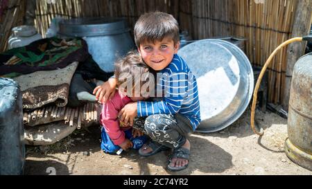 Shiraz, Iran - Mai 2019: Qashqai Türkische Nomadenkinder in einem Zelt. Die Qasqhai sind Nomadenvölker, die in temporären Dörfern leben. Stockfoto