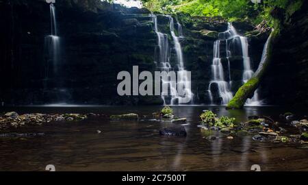 Versteckter Wasserfall in einer tiefen Schlucht mit rieselndem weißen Wasser. Forest of Bowland, Ribble Valley, Lancashire Stockfoto