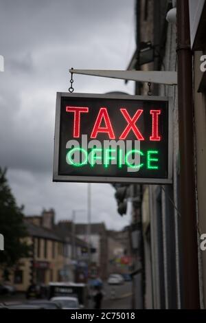 Rot und grün Neon Taxi-Büro-Schild. Helle Neonlichter Werbung Taxis Stockfoto