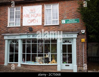 Westerham, Kent, Großbritannien, 14. Juli 2020, da mehr Cafés und Pubs eröffnen Sir Winstons Tea Room auf Westerham Green in Kent eröffnet. Die Wettervorhersage ist 18C und teilweise bewölkt und wird prognostiziert, dass sich die Woche weiter verbessern wird.Quelle: Keith Larby/Alamy Live News Stockfoto