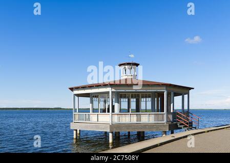 Besichtigung von Haapsalu. Die Ostseestreuzpromenade im Zentrum von Haapsalu, ein schöner Sommerblick, Estland. Stockfoto