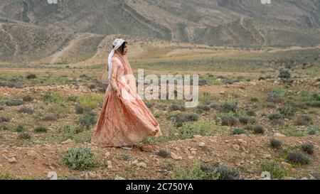 Shiraz, Iran - Mai 2019: Unbekannte Qashqai nomadische Frau, die geht. Die Qasqhai sind Nomadenvölker, die in temporären Dörfern leben. Stockfoto