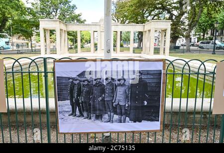 Plakate von Black Lives Matter, die nach dem protestmarsch am 11. Juli 2020 auf Geländern am Brighton war Memorial hinterlassen wurden, aufgenommen von Simon Dack Stockfoto