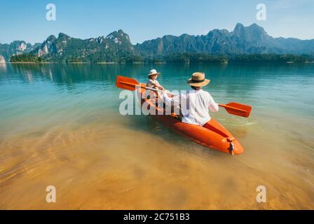 Mutter und Sohn schweben gemeinsam auf dem Cheow Lan See in Thailand auf dem Kajak Stockfoto