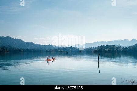 Mutter und Sohn schweben gemeinsam auf dem Kajak auf dem ruhigen Wasser des Cheow Lan Sees in Thailand Stockfoto