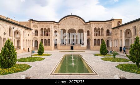 Kashan, Iran - Mai 2019: Touristen besuchen Tabatabaei Natanzi Khaneh Historical House in Kashan, Iran Stockfoto